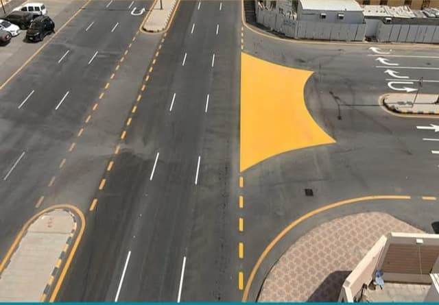فريق عمل شركة إنجاز 95 ينفذ مجموعة شاملة من أعمال تخطيط الطرق ومواقف السيارات والمطارات.