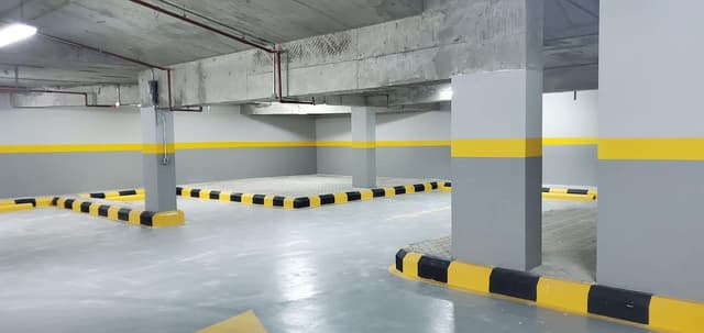 صورة تخطيط ودهانات المطارات والمحطات والمولات في الرياض – خدمات إنجاز 95 لتخطيط خطوط المرور ومدرجات المطارات والساحات