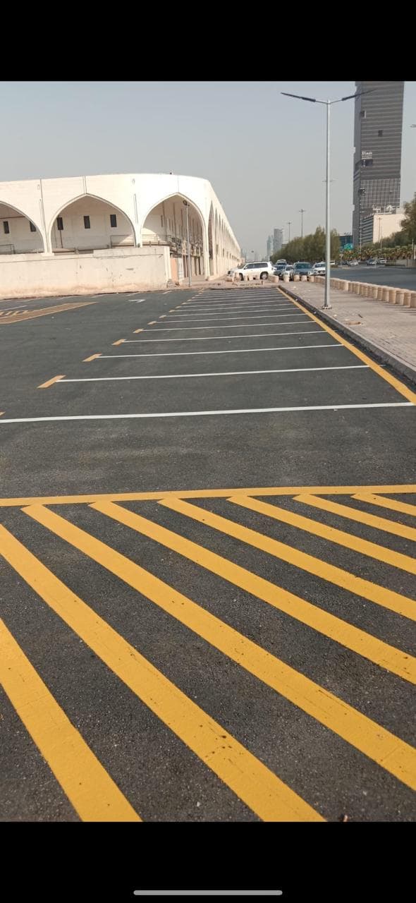 صورة تخطيط ودهانات مواقف السيارات في الرياض – خدمات إنجاز 95 لتنظيم مواقف سيارات ومولات بأعلى مستويات السلامة